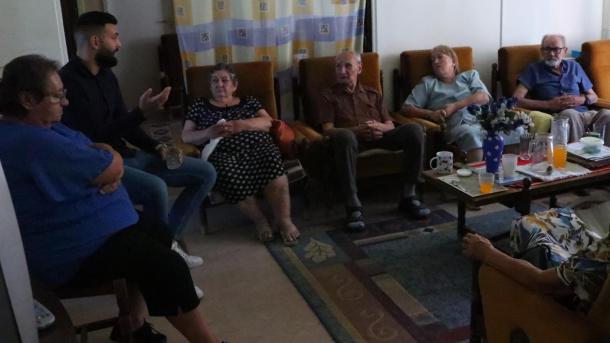 A Bolyki Tamás úti Idősek Klubjának tagjai hallgatják az előadást.