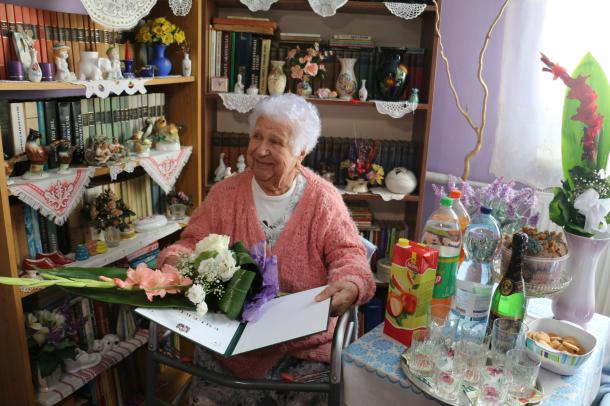 A kilencvenéves Czene Pálné, Anna néni is megkapta a virágcsokrot és az emléklapot.