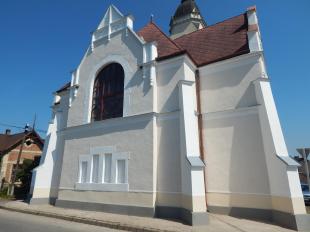A református templom külső fala az Szabó Lőrinc út felől.