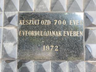 Készült Ózd 700 éves évfordulójának évében felirat az épület oldalán egy márványtáblán.