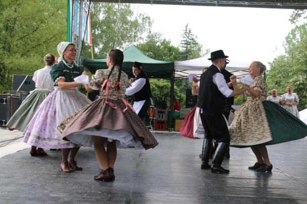 Az Ózdi Néptánc Egyesület műsora az Ifjúsági Parkban.