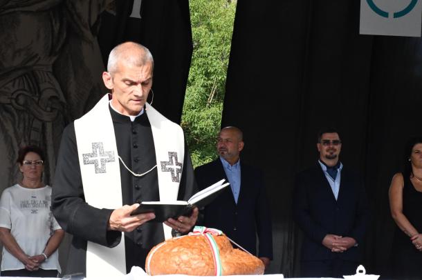 Szőke Gábor atya szentelte meg az új kenyeret.