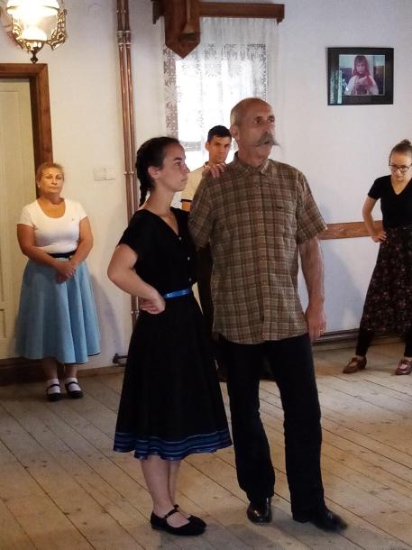 Sándor Csaba néptánc oktató beszél az ózdi táncosokhoz