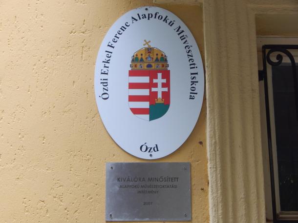 Az Ózdi Erkel Ferenc Alapfokú Művészeti Iskola intézménynév-táblája.