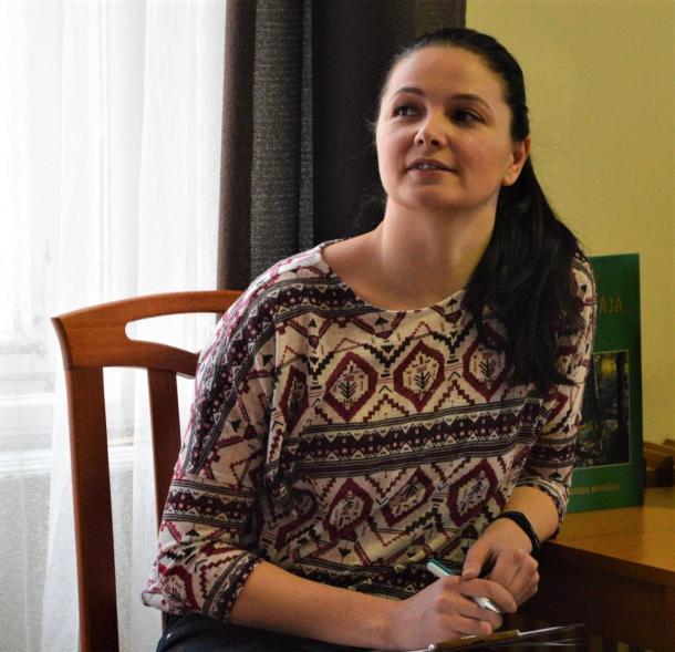 Kovács Adrienn gyermekkönyvtáros figyeli a diákok előadását