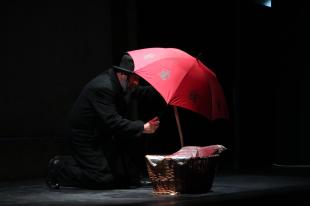 Veronka kosara felé helyezik az ikonikus, piros esernyőt.
