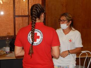 A Magyar Vöröskereszt munkatársa beszélget egy másik aktivistával.