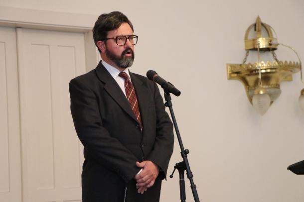 Boros Géza, az Ózdi Erkel Ferenc Alapfokú Művészeti Iskola vezetője beszédet mond.