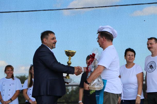 Kovács Szilárd polgármester átadja a főzőverseny győztesének a vándorserleget.