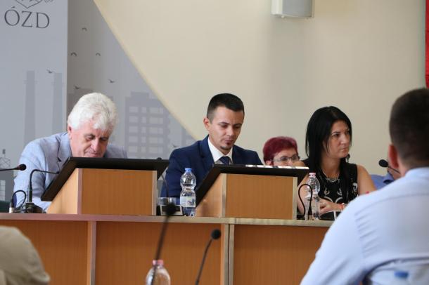 Dr. Almási Csaba, Janiczak Dávid és Zsuponyó Anett az ülésen.