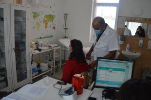 Dr. Sahin Fawaz egyik betegét vizsgálja