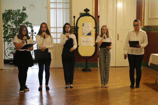 A Vasvár Úti Általános Iskola diákjai énekelnek.
