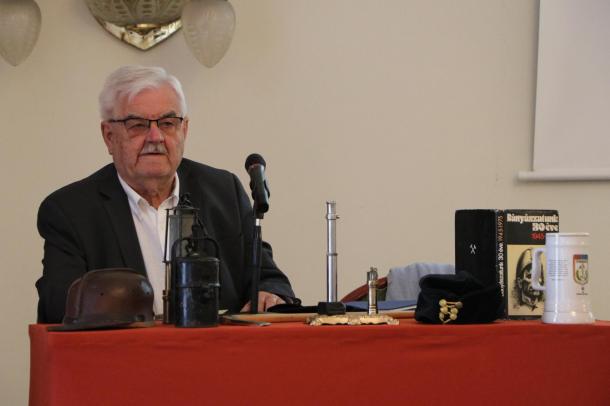 Közeli kép az esemény levezető elnökéről, dr. Grega Oszkárról.