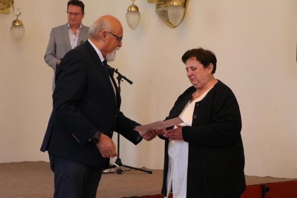 Riz Gábor országgyűlési képviselő, miniszteri biztos átadja a Honismereti Pályázat győztesének az oklevelét.