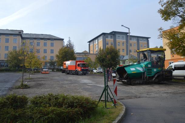 Elkezdődött az Almási Balogh Pál Kórház előtti parkoló felújítása.
