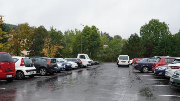 Befejezték az Almási Balogh Pál Kórház előtti parkoló felújítását.