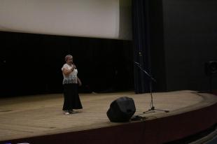 Levora Sándorné, az Ózdi Szívbetegek Egyesületének elnöke énekel a színpadon.