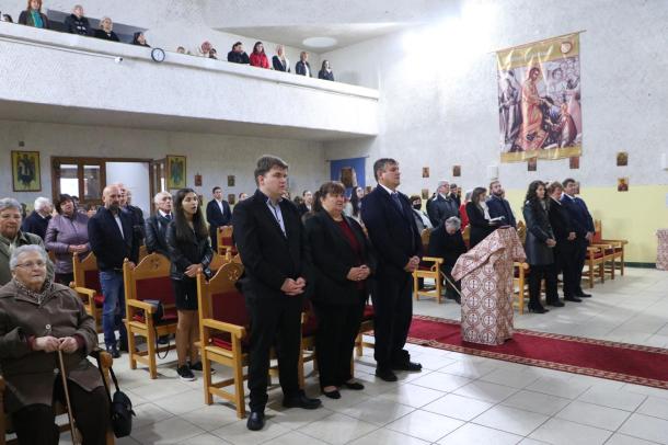 Távoli kép a megjelentekről a templomban.