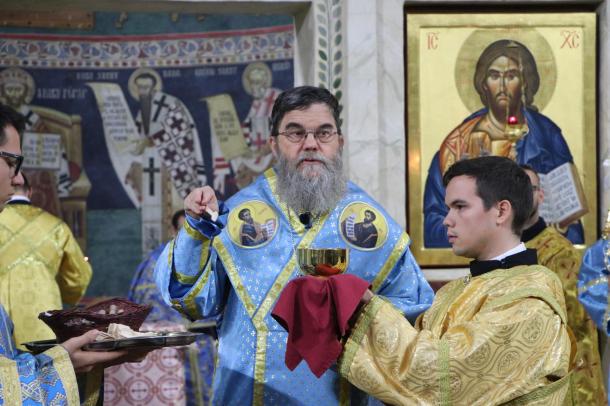 Dr. Orosz Atanáz püspök, mellette pedig Marczi András, felszentelt diakónus.