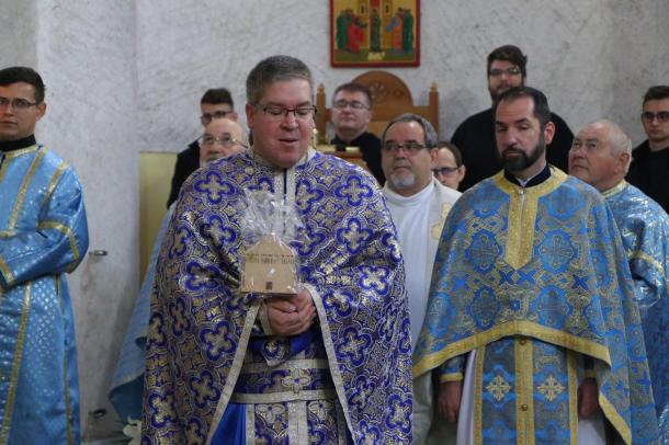 Bodnár Dániel, görögkatolikus parókus egy, a templomukat ábrázoló ajándék makettet tart.