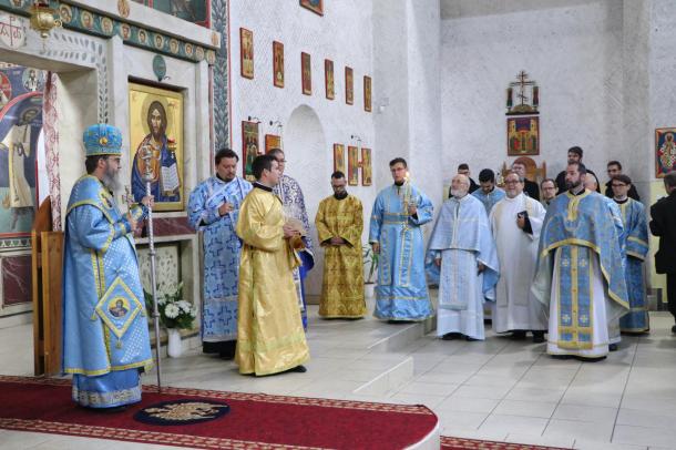 Totál kép a megjelent parókusok, papnövendékek egy részéről.