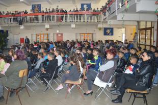 Közel négyszáz gyermek hallgatta a koncertet a II. János Pál Katolikus Általános Iskola  és Óvoda aulájában.