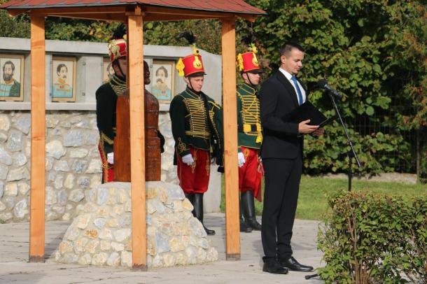 Az Aradi vértanúk terén Janiczak Dávid polgármester emlékező beszédében méltatta a hősöket.