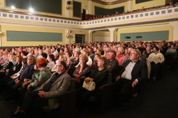 A közönség nézi az előadást.