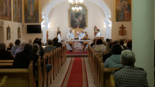 Templombúcsúi szentmisét tart Szőke Gábor plébános, előtte pedig a közösség tagjai megtöltötték a sorokat.