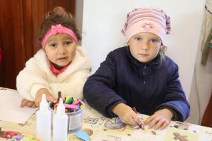 Két kislány a Kézműves Házban rajzol.