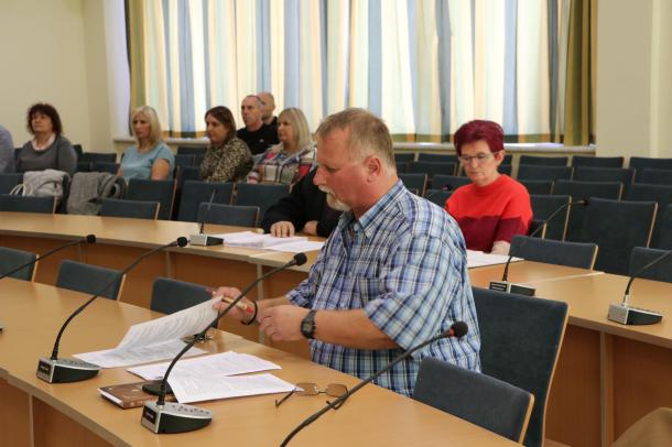 Obbágy Csaba, a bizottság egyik tagja az ülésen.