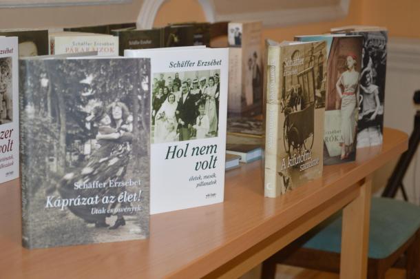 Schäffer Erzsébet író könyvei .