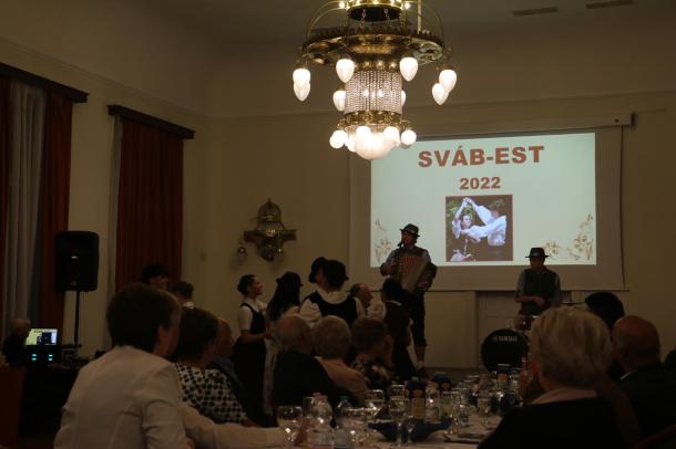 Sramli zene és zsemlegombóc – Sváb-estet rendezett az Ózdi Német Nemzetiségi Önkormányzat.