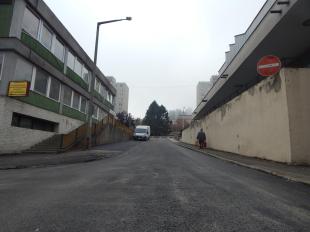 Sima aszfaltburkolat borítja a Vasvár utat Piac úttal összekötő szakaszt.