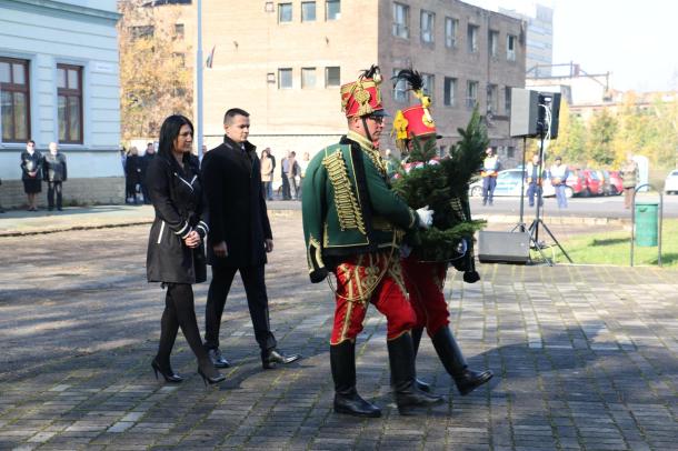 Janiczak Dávid polgármester, és Zsuponyó Anett alpolgármester elhelyezte az emlékezés virágait.