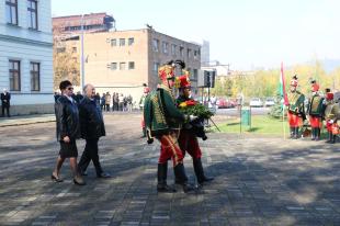 Az Ózdi Német Nemzetiségi Önkormányzat fejet hajt az emlékmű előtt.