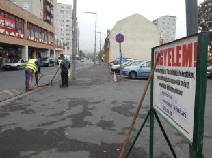 Figyelemfelhívó tábla az egyik Vasvár úti parkoló bejáratában.