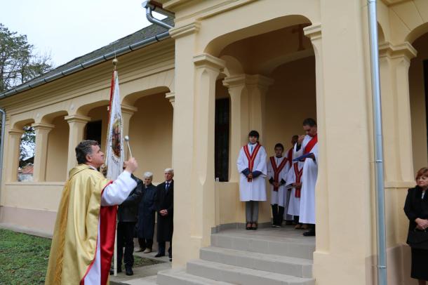 Ficzek László, az Egri Főegyházmegye általános helynöke megáldja a szentsimoni Római Katolikus Plébániát.