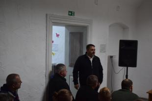 Kovács Szilárd, Hangony község polgármestere köszönti a közönséget.