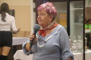 Levora Sándorné, az Ózdi Szívbetegek Egyesületének elnöke énekel.