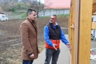 Janiczak Dávid polgármester és Danyi Zoltán építésvezető a teraszrészt nézik.