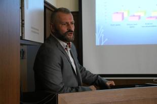 Soós Attila, az Ózdi Rendőrkapitányság kapitányságvezetője prezentációt tart.
