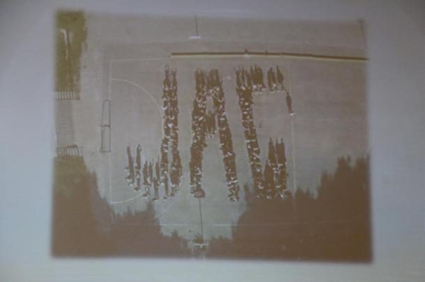 Tanulók formálta JAG felirat fényképen.