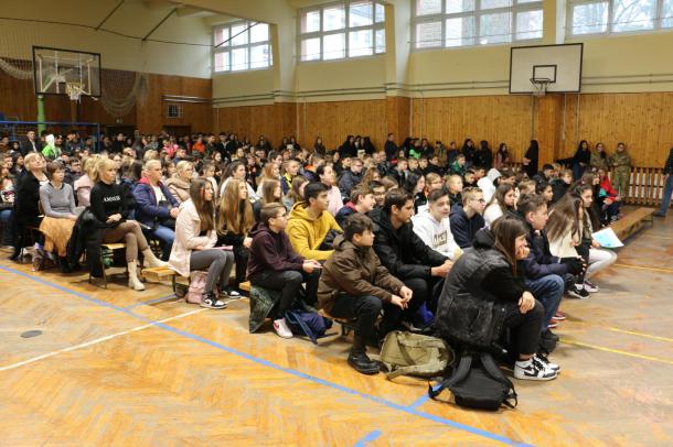 Általános iskolás fiatalok ülnek az Ózdi József Attila Gimnázium és Kollégium tornatermében.