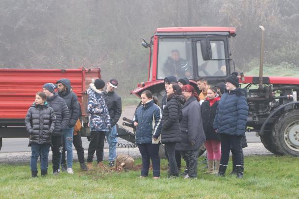 A Csillagfürt EGYMI diákjai az egyik ültetésre váró fa mellett.