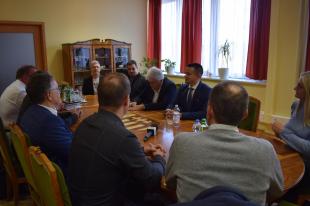 Janiczak Dávid polgármester köszönti a Neutrik delegációját.