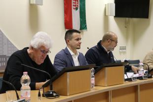 Dr. Almási Csaba, Janiczak Dávid és Kiss Sándor a bizottsági ülésen.