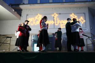 Az Ózdi Néptánc Egyesület tagjai táncolnak a színpadon.