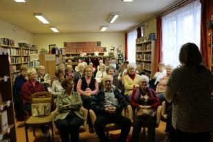 Karácsonyváró ünnepen vettek részt az Irodalombarát Nyugdíjas Klub tagjai Árpád Vezér Úti Fiókkönyvtárban.