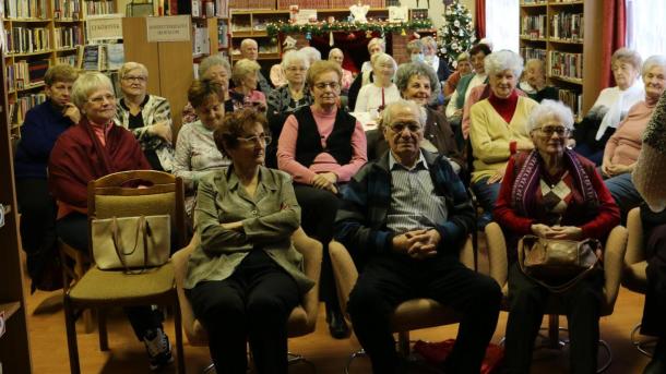 Karácsonyváró ünnepen vettek részt az Irodalombarát Nyugdíjas Klub tagjai Árpád Vezér Úti Fiókkönyvtárban.